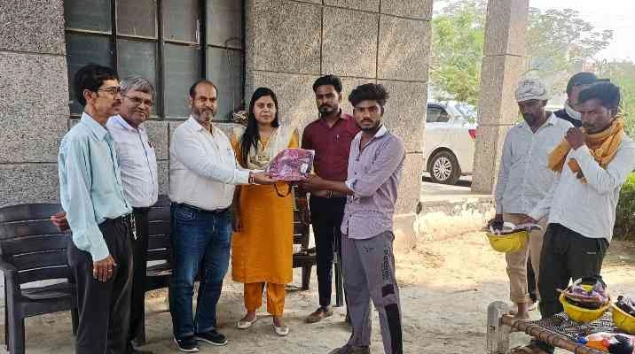 Greater Noida Authority News : "श्रम ही सम्मान है", ग्रेटर नोएडा प्राधिकरण ने श्रमिक दिवस पर श्रमिकों को दिया सम्मान, सीवर कर्मियों को बांटे सुरक्षा उपकरण, ACEO प्रेरणा सिंह ने और OSD अभिषेक पाठक और बढ़ाया हौसला