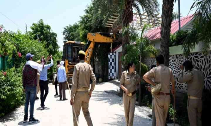 Breaking News : नोएडा में नदियों के किनारे फार्म हाउसों का 'सपनों का महल' अब बन गया मुसीबत का पहाड़, प्राधिकरण ने पकड़ी सख्ती की राह, एरियल मैपिंग से होगा भांडा फोड़, नोटिस की गूंज से कांपे अवैध निर्माण!
