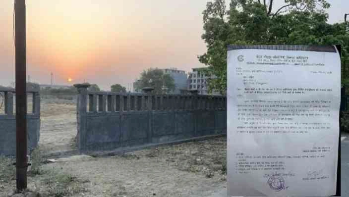 Greater Noida Authority News : "प्राधिकरण की दीवार गिरा के रास्ता बना दिया!, प्राधिकरण की संपत्ति से बिल्डर की मनमानी, ग्रेटर नोएडा के पाई-4 एबोनी एस्टेट में बाउंड्रीवाल तोड़ अवैध रास्ता तैयार, FIR की संस्तुति", बिल्डर नरेंद्र गुप्ता के खिलाफ FIR की संस्तुति