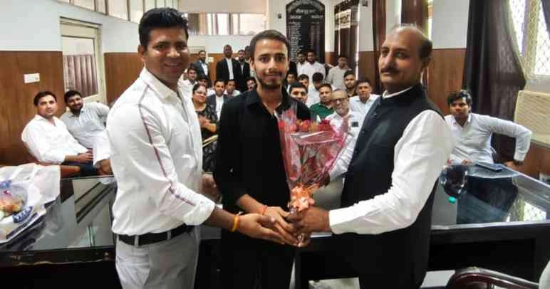Surajpur Court News : "वकील का बेटा बना फौजी अफसर, शोभित खटाना की मेहनत ने छुआ आसमान, एनडीए में चयन पर बार एसोसिएशन ने किया शौर्य-सम्मान", अधिवक्ताओं ने किया फूल-मिठाई से अभिनंदन