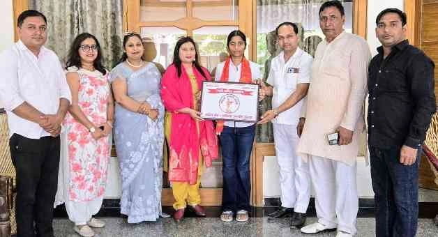 Breaking News : अदिति नागर ने CBSE 10वीं में हासिल किए 99% अंक, महिला उन्नति संस्था ने किया 'नारी शक्ति सम्मान' से सम्मानित, IAS बनने का सपना, लक्ष्य के प्रति अटूट निष्ठा