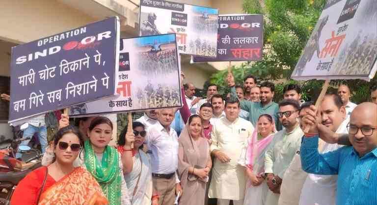 BJP Dadri News : “ऑपरेशन सिंदूर” की गूंज और तिरंगे का सम्मान, ग्रेटर नोएडा में भाजपाइयों ने निकाली ऐतिहासिक तिरंगा शौर्य यात्रा, सेना को दी सलामी, गूंजा 'भारत माता की जय'हजारों लोगों की भागीदारी, हाथों में तिरंगा, दिलों में गर्व, दादरी और कासना की सड़कों पर देशभक्ति का महापर्व