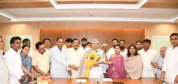 Breaking News : दादरी रेलवे स्टेशन को जल्द मिल सकती है एक्सप्रेस ट्रेनों की सौगात, सांसद महेश शर्मा और विधायक तेजपाल नागर ने रेल मंत्री के समक्ष रखीं यात्रियों की मांगेरेल मंत्री अश्विनी वैष्णव से मुलाकात, रेल सुविधाओं के विस्तार पर सौंपा विस्तृत ज्ञापन