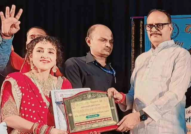 Greater Noida West News : गौरसौन्दर्यम की रति गुप्ता को लखनऊ में राज्य स्तरीय सम्मान, उपमुख्यमंत्री ब्रजेश पाठक ने किया सम्मानित, लोककला व साहित्य में उत्कृष्ट योगदान का हुआ गौरव