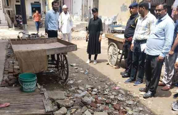 Greater Noida Authority News : ग्रेटर नोएडा में गंदगी फैलाने वालों पर टूटा प्रशासनिक कहर!, ट्वॉय सिटी में लापरवाही देख बिफरीं एसीईओ, ठेकेदार पर ₹2 लाख जुर्माना, एक हफ्ते में सफाई नहीं सुधरी तो होगी ब्लैकलिस्टिंग और बर्खास्तगी
