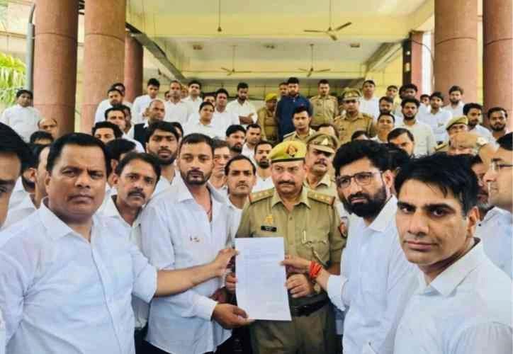 Breaking News : सूरजपुर बार में कुर्सी की जंग या न्याय की पुकार?, चुनाव से पहले बार एसोसिएशन में बिखराव, हिंसा और विवाद की कहानी जो अधिवक्ता बिरादरी को कर रही दो फाड़, कार्यकारिणी भंग या विवाद की चाल? चुनाव से पहले अधिवक्ता दो फाड़