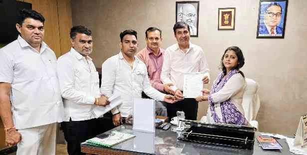 Greater Noida Authority News : ग्रेटर नोएडा में बढ़ेगी हड़ताल!, आर डब्ल्यू ऐज ने कूड़ा कलेक्शन चार्ज के खिलाफ किया जोरदार विरोध, फेडरेशन की ओर से ज्ञापन सौंपा गया