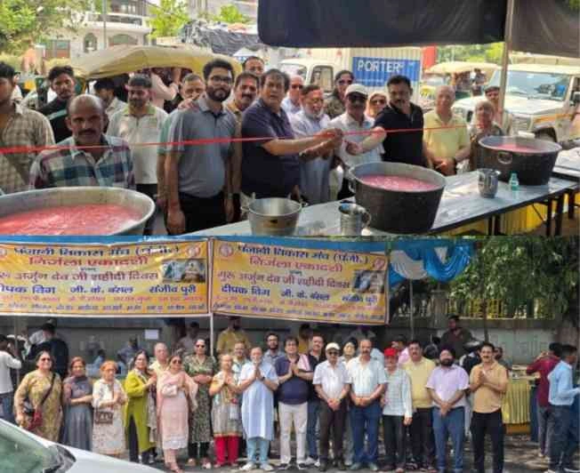 Noida Punjabi News : 'एकता, शक्ति और सेवा' का संदेश लेकर पंजाबी विकास मंच ने मनाई निर्जला एकादशी, गुरु अर्जुन देव जी का शहीदी दिवस, नोएडा की सड़कों पर छबीलों से छलकी सेवा की भावना, जरूरतमंदों को बांटे तौलिए, पर्यावरण का भी रखा गया ध्यान