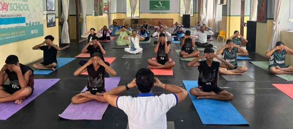Samsara World School News : जब आसनों में सजी चेतना, और विद्यालय बना साधना का केंद्र, समसारा विद्यालय में अंतरराष्ट्रीय योग दिवस पर विद्यार्थियों और शिक्षकों ने योग से जोड़ी नई ऊर्जा!