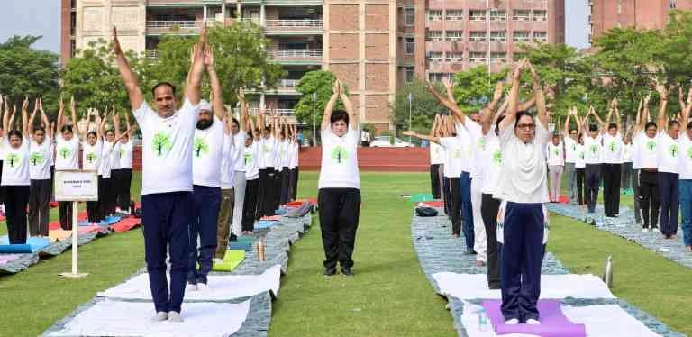 Sharda University News : जब 1500 से ज्यादा विद्यार्थियों और विदेशी छात्रों ने एक साथ किया योग, शारदा विश्वविद्यालय में विश्व योग दिवस पर योगोत्सव का हुआ भव्य आयोजन!, विदेशी छात्रों की भागीदारी ने दिलाया वैश्विक समरसता का संदेश
