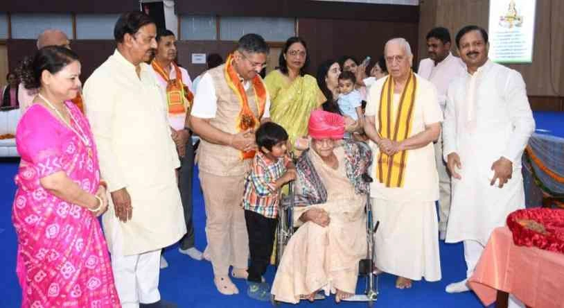 Breaking News : चार पीढ़ियों की छांव में खिलते हैं संस्कार!, मंगलमय परिवार, नोएडा ने किया संयुक्त परिवारों के कुटुंब प्रमुखों का भव्य सम्मान, 80 वर्ष से अधिक आयु के प्रमुखों को किया गया नमन