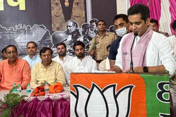 BJP Breaking News : “25 जून 1975 की काली रात” को भुलाया नहीं जा सकता!, पटवारी का बाग गांव में भाजपा ने आपातकाल विरोध दिवस पर आयोजित की जनजागरण गोष्ठी, पंकज सिंह बोले - कांग्रेस ने लोकतंत्र को जंजीरों में जकड़ा