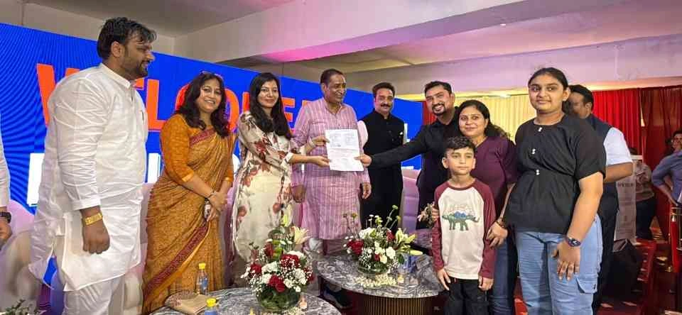 Greater Noida Authority News : "देर आए, दुरुस्त आए!", दस साल का इंतजार हुआ खत्म, ‘मालिकाना मुस्कान’!",  RG लग्जरी के फ्लैट खरीदारों को मिला सपनों का घर, रजिस्ट्री मिलते ही खिल उठे चेहरे, प्राधिकरण-बिल्डर-सरकार की तिकड़ी से साकार हुआ सपना