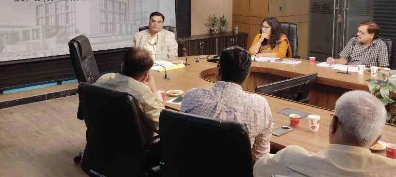 Greater Noida Authority News : खरीदारों के नाम रजिस्ट्री में कोई लापरवाही नहीं चलेगी!, ग्रेनो प्राधिकरण की बिल्डरों को दो टूक चेतावनी, जल्द कराएं रजिस्ट्री, वरना रद्द हो सकती हैं सुविधाएं, ग्रेनो प्राधिकरण के एसीईओ सौम्य श्रीवास्तव ने क्रेडाई के प्रतिनिधियों के साथ की बैठक