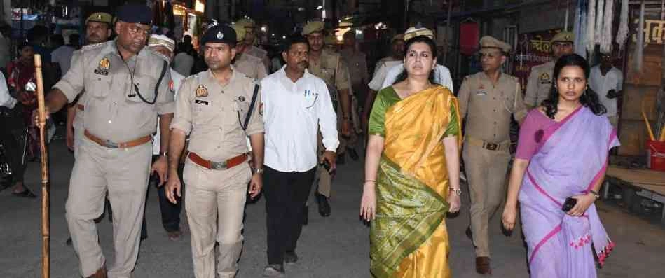 DM Deoria News : मोहर्रम पर्व की तैयारी में प्रशासन ने कसी कमर, देवरिया में निकाला गया फ्लैग मार्च, जिलाधिकारी व पुलिस अधीक्षक ने संभाली कमान, डीएम बोली अफवाहों से बचें, प्रशासन का सहयोग करें