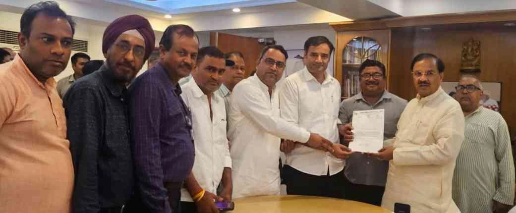 Kaveri Builder News : दीवारें तोड़ीं, बाउंसर बुलाए… अब सेक्टरवासी चुप नहीं बैठेंगे!", "जब दीवारें भी चुप न रहीं, तो डेल्टा-1 ने उठाई आवाज़!", ग्रेटर नोएडा में बिल्डर की मनमानी पर भड़के लोग, सांसद तक पहुंचा मामला, आंदोलन की चेतावनी
