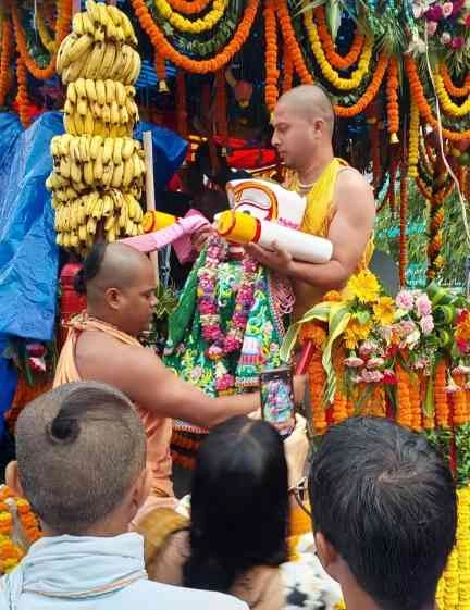 Greater Noida West News : जय जगन्नाथ! ग्रेटर नोएडा वेस्ट की सड़कों पर गूंजे हरि बोल के जयघोष, गौरसौन्दर्यम से निकली भव्य रथ यात्रा, भक्तिमय उल्लास में डूबा शहर, बारिश भी नहीं रोक सकी श्रद्धा की रफ्तार, ISKCON और AOA के संयुक्त प्रयास से निकली दिव्य शोभायात्रा