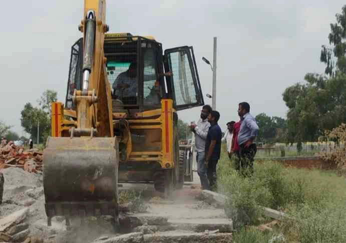 Illegal Land News : ‘बुलडोज़र पर चढ़ा भू-माफियाओं का गुरूर’, आमका गांव में अवैध कॉलोनी ढहाने गई टीम से हाथापाई, प्राधिकरण ने दर्ज कराई FIR, सख्ती से निपटने की चेतावनी, तिलपता करनवास निवासी विपिन खारी, डेरीमच्छा कपिल नागर, बलराम भाटी के नेतृत्व में सेकंडों अज्ञातों ने घर लिया