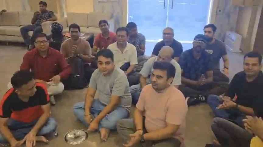 Mahagun Mantra News : “थाली की गूंज से जागेगा बिल्डर?”, रजिस्ट्री के लिए तीन साल से तरसते फ्लैट खरीदारों ने बजाई थाली, बोले– “ताली बजाओ, प्रबंधन जगाओ!”, कागज़ पूरे, पैसे पूरे – फिर क्यों नहीं रजिस्ट्री?