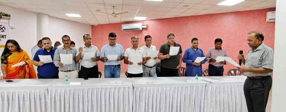 Purvanchal Silver City News : “पूर्वांचल सिल्वर सिटी-2 में लोकतंत्र की गूंज, आरडब्ल्यूए चुनाव में उत्साह, जोश और विश्वास का मिला अद्भुत संगम”, शांतिपूर्ण और उत्साहपूर्ण माहौल में 14 प्रत्याशियों के लिए डाले गए 300+ वोट, विशाल शर्मा बने नवनिर्वाचित अध्यक्ष
