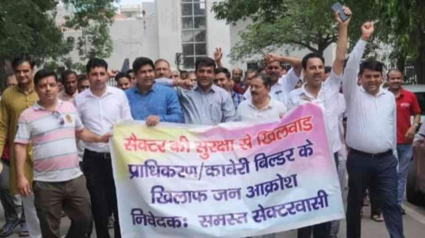 Kaveri Builder News : दीवार टूटी, सब्र भी टूटा! कावेरी बिल्डर के खिलाफ सेक्टर डेल्टा-1 में गरजा जन आक्रोश, 