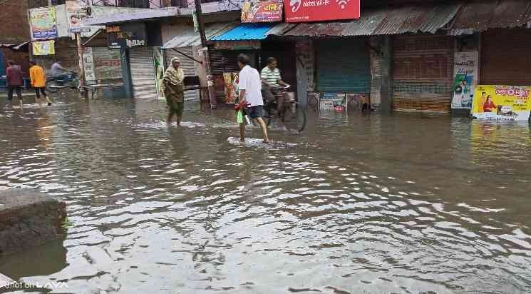 Sikandrabad Nagarpalika News : सिकंदराबाद में नाले की झूठी सफाई का सच आया सामने!, बरसात में निकला नगर पालिका का झूठ, सिर्फ कागजों में हुई नाले की सफाई, दुकानों और घरों में घुसा गंदा पानी