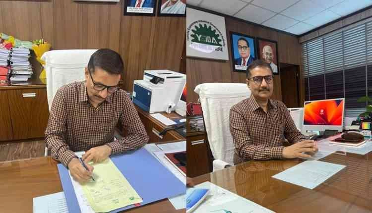 YEIDA CEO News : "यमुना प्राधिकरण को मिला नया कप्तान!, IAS राकेश कुमार सिंह ने संभाली कमान, विकास की रफ्तार को मिलेगी नई दिशा?", निवासियों, किसानों और निवेशकों में नई उम्मीदें, जेवर एयरपोर्ट से लेकर फिल्म सिटी तक के प्रोजेक्ट्स पर रहेगी पैनी नजर