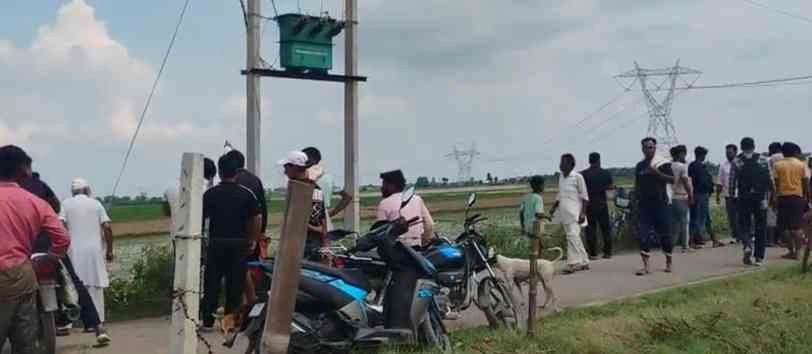 Breaking News : खेत बना काल, करंट बना कहर!, खेत में दवा छिड़कते वक्त किसान की दर्दनाक मौत, घायल बेटी अस्पताल में भर्ती – विद्युत विभाग की लापरवाही ने ली एक और जान, ग्रामीणों में भारी आक्रोश