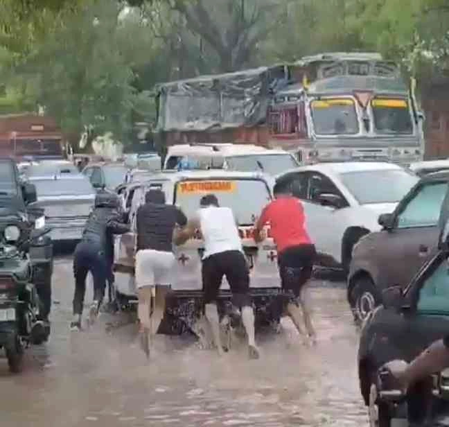 Greater Noida Authority News : तिलपता-दादरी रोड बना जलसमुद्र!, जलभराव में फंसी एंबुलेंस, मरीज की सांसें अटकीं, प्राधिकरण की लापरवाही फिर बेनकाब, सड़क नहीं, जलमार्ग बन गई तिलपता रोड, वीडियो और तस्वीरों ने खोली पोल