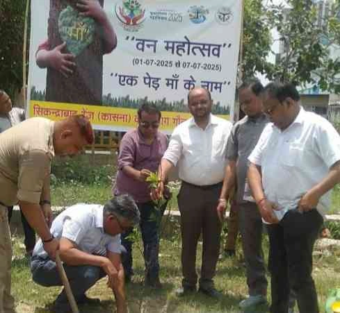 Greater Noida News : माँ की ममता को समर्पित पेड़, पर्यावरण को जीवन देने की मुहिम, ग्रेटर नोएडा में 'एक पेड़ माँ के नाम' कार्यक्रम से गूंजा संदेश, मातृ सम्मान और प्रकृति सेवा का अद्भुत संगम