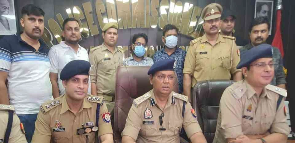 Noida Police News : नोएडा में डिग्री नहीं… धोखा बिक रहा था!, ₹80 हजार में B.A., ₹2 लाख में MBA, फर्जी मार्कशीट रैकेट का बड़ा खुलासा, टारगेट थे असफल छात्र, बेरोजगार और आयु पार कर चुके युवक, आधुनिक मशीनों से लैस था फर्जीवाड़े का अड्डा