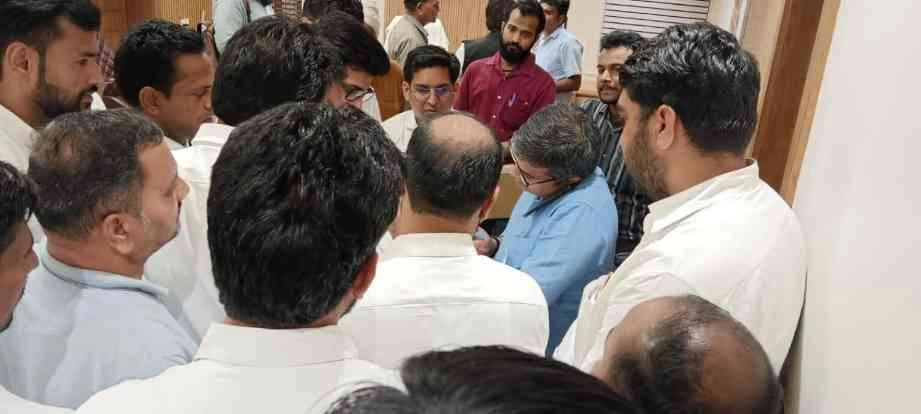 Yatharth Hospital News : इलाज या लापरवाही?, यथार्थ अस्पताल की चूक पर भड़के अधिवक्ता, डीएम ने दिए मेडिकल जांच के आदेश, तीन डॉक्टरों की पैनल करेगी सच्चाई की पड़ताल!, पूर्व बार अध्‍यक्ष के नेतृत्‍व में पूर्व सचिव व अधिवक्‍ताओं ने डीएम से मुलाकात कर की शिकायत