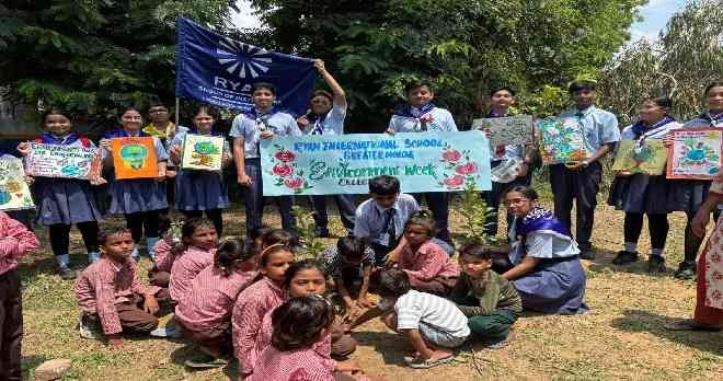 Ryan International School News : एक पेड़ माँ के नाम, हरियाली के संग भावनाओं का सम्मान, रयान इंटरनेशनल स्कूल के छात्रों ने साकीपुर में चलाया प्रेरणादायक वृक्षारोपण अभियान, पेड़ नहीं सिर्फ पौधे नहीं — ये भावनाओं की अभिव्यक्ति हैं