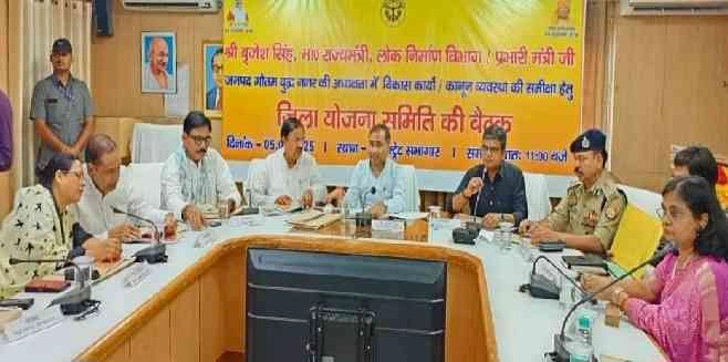 Breaking News : "ग्रेटर नोएडा में विकास की रफ्तार बढ़ाने की तैयारी", मंत्री ब्रजेश सिंह की अध्यक्षता में हुई बड़ी समीक्षा बैठक, समयबद्ध कार्यों पर विशेष ज़ोर, ‘कार्य समय पर और गुणवत्ता से करें, नहीं तो होगी कार्रवाई’