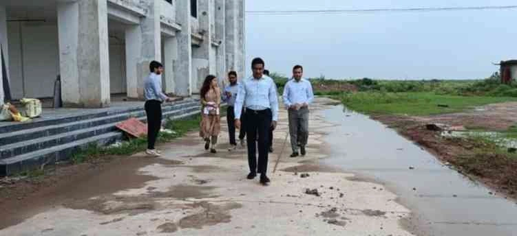 Noida Authority News :?️‍♂️नोएडा के गोल्फ कोर्स प्रोजेक्ट पर गिरी प्राधिकरण की गाज!, निर्माण कार्य में लापरवाही पर सीईओ ने दिए एफआईआर और ब्लैकलिस्टिंग के सख्त आदेश, करोड़ों की परियोजना, लेकिन ठप पड़ा निर्माण
