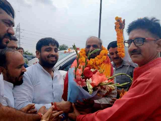 BJYM News : जब स्वागत में सजी संपूर्ण ऊर्जा की तस्वीर, डीएनडी टोल प्लाजा पर हंसराज अहीर का हुआ ज़ोरदार अभिनंदन, भाजयुमो नेता अन्नू पंडित के नेतृत्व में युवाओं की उमड़ी भीड़!, समाजसेवियों और युवाओं की संयुक्त उपस्थिति ने बढ़ाई ताकत