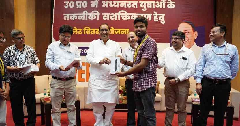 Galgotia University News : डिजिटल क्रांति की नई उड़ान, गलगोटियाज कॉलेज में 2000+ विद्यार्थियों को टैबलेट वितरित, विधायक तेजपाल नागर ने कहा - “डिजिटल इंडिया के सशक्त योद्धा हैं हमारे छात्र”, तकनीक के संग शिक्षा, युवाओं के हाथ में टैबलेट, भविष्य में संभावनाओं की दुनिया