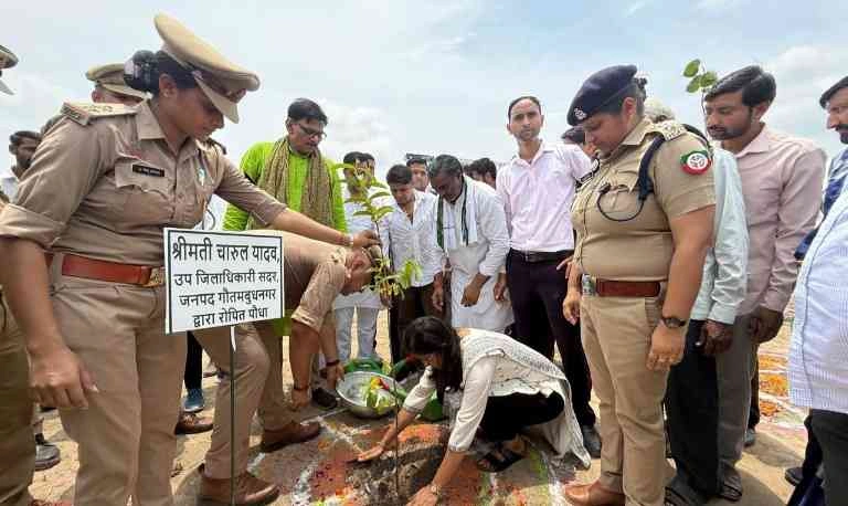 Greater Noida News : “मां के नाम एक पेड़ – धरती के नाम हरियाली का प्रण”, धनौरी वेटलैंड में वृक्षारोपण महाअभियान में रोपे गए 50,000 पौधे, विधायक धीरेन्द्र सिंह ने किया शुभारंभ!, SDM सदर, प्रशासनिक अधिकारी, शैक्षणिक संस्थानों ने निभाई अग्रणी भूमिका