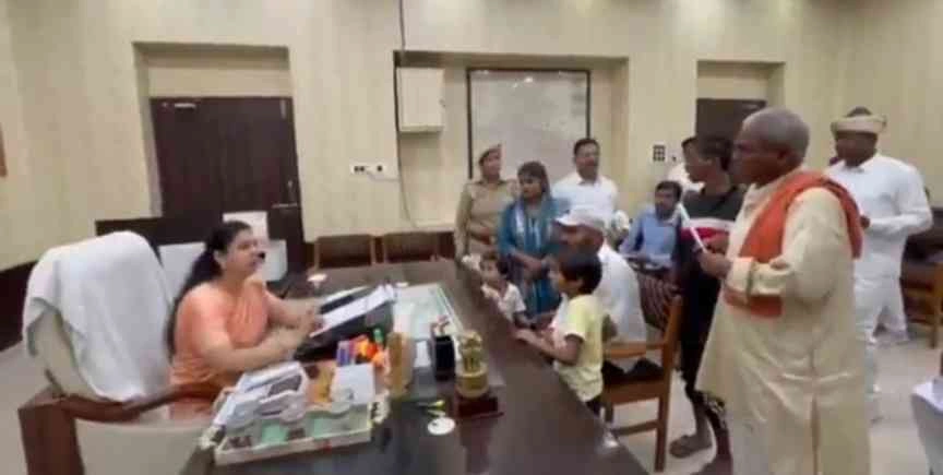 DM Deoria News : “DM साहिबा ने नहीं दिखाया रुतबा, बल्कि दिखाई मानवता”: देवरिया की डीएम दिव्या मित्तल का वायरल वीडियो बना लोगों की आंखों का तारा!, डीएम दिव्या मित्तल सख्त प्रशासक और कोमल हृदय की मिसाल, लोगों ने कहा – ‘ऐसी डीएम हर जिले को मिले’