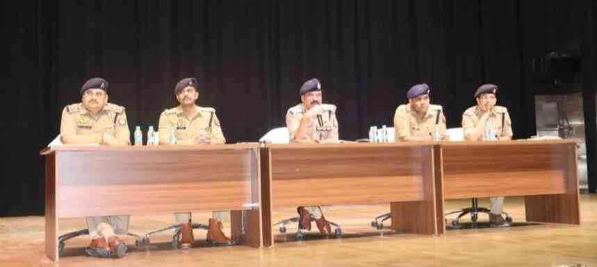 Noida Police News : श्रद्धा और सुरक्षा के बीच संतुलन की मिसाल!, गौतमबुद्ध नगर में कांवड़ यात्रा को लेकर तैयार हुआ एक्शन प्लान, 10 फीट से ऊंचा नहीं होगा डीजे, हर सेक्टर में सुरक्षा और सुविधा का पुख्ता इंतज़ाम, CCTV निगरानी और सोशल मीडिया पर सख्ती