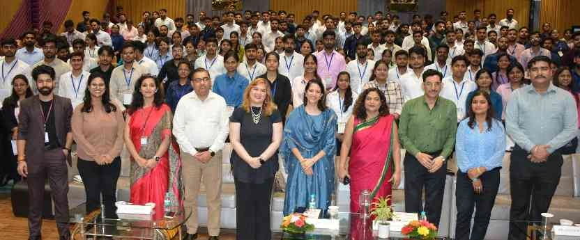 GL Bajaj College News : “करियर की बुनियाद, क्लासरूम से नहीं स्किलरूम से बनती है!”, RBL बैंक की HR हेड सुरभि दीक्षित का छात्रों को संदेश, GL बजाज में आयोजित विशेषज्ञ वार्ता में छात्रों को सिखाए स्मार्ट करियर मंत्र