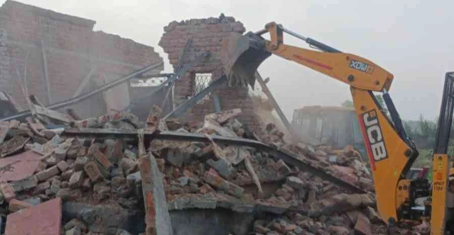 Authority Bulldozer News : डूब क्षेत्र में अवैध कॉलोनी बसाई, अब चला बुलडोजर!, हैबतपुर में ग्रेनो प्राधिकरण की बड़ी कार्रवाई, 30000 वर्ग मीटर जमीन से हटाया कब्जा, NGT के आदेश पर टूटा 'शिवम एंक्लेव' का सपना, हिंडन के किनारे बनी कॉलोनी में प्राधिकरण का एक्शन मोड!