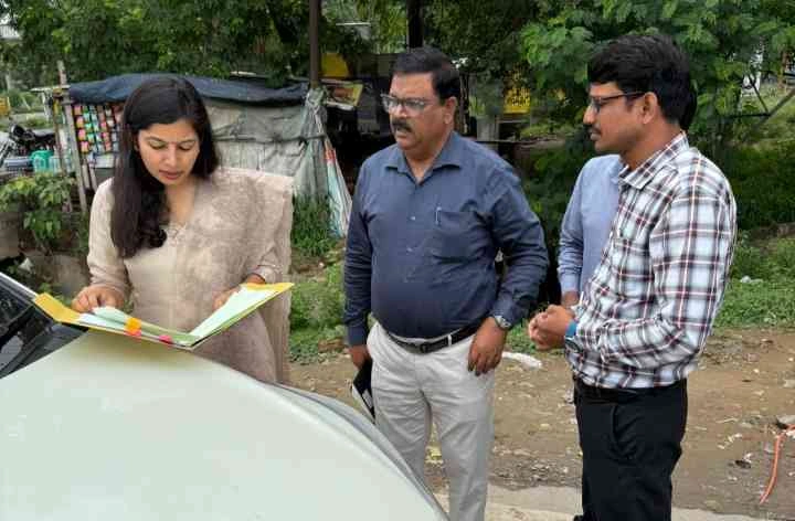 Greater Noida Authority News : जलजमाव की झंझट से अब मिलेगी राहत!, सूरजपुर के डीएससी रोड पर सीसी रोड निर्माण से खुलेगा सुगम आवागमन का रास्ता, चार मूर्ति से तिगड़ी तक सर्विस रोड भी होगी चौड़ी, एसीईओ ने किया निरीक्षण, दिए तेजी से कार्य पूर्ण करने के निर्देश
