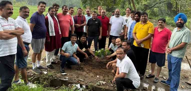 Rotary Club News : “एक वृक्ष – एक जीवन”, रोटरी क्लब ग्रीन ग्रेटर नोएडा ने 103 पौधों से रचा हरियाली का संकल्प, ओमीक्रोन-2 में गूंजा पर्यावरण का जयघोष, क्लब सदस्यों और RWA की संयुक्त भागीदारी, हर वार्ड, हर सेक्टर में हरियाली की मुहिम