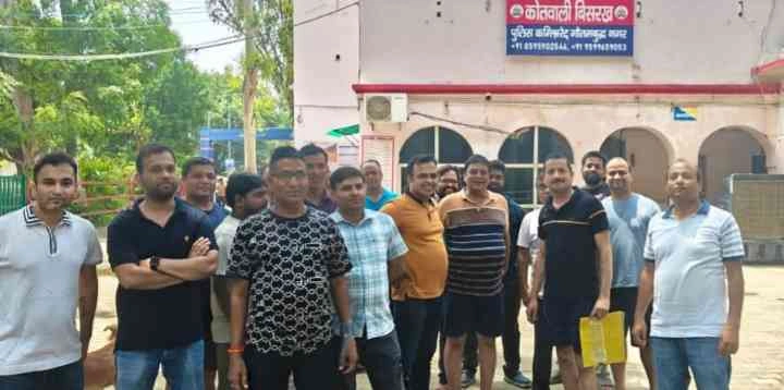 Society Breaking News : “जब लिफ्ट बन गई डर का दरवाजा, तो इस सोसाइटी में उठी आवाज़”, मूलभूत सुविधाओं की कमी और लापरवाही पर फूटा गुस्सा, बिल्डर ऑफिस के बाहर हुआ जोरदार प्रदर्शन