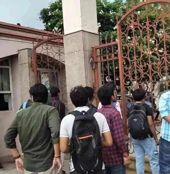 GL Bajaj College News : “बारिश, जाम और बेरुखी, जीएल बजाज कॉलेज के गेट पर अटक गई उम्मीदें, परीक्षा से वंचित 20+ छात्र हुए मायूस”, 