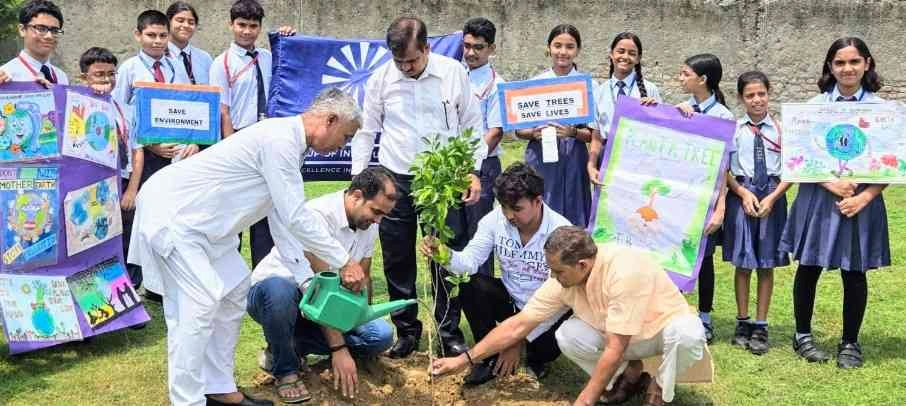 RWA Ryan School News : “माँ के नाम एक पेड़”, सेक्टर डेल्टा-2 में रयान इंटरनेशनल स्कूल और RWA ने मिलकर दिया पर्यावरण प्रेम का अनोखा संदेश, बच्चों, अभिभावकों और बुजुर्गों ने एकजुट होकर लगाए दर्जनों पौधे, बोले – ‘प्रकृति माँ है, उसे सम्मान देना हमारा धर्म’