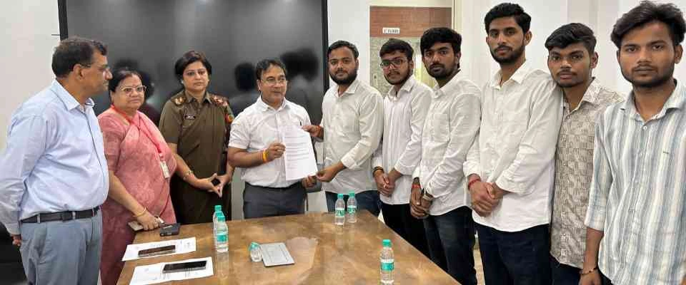 Sharda University News : छात्रा की आत्महत्या मामले में एबीवीपी हुई सक्रिय, शारदा विश्वविद्यालय के कुलपति को सौंपा ज्ञापन