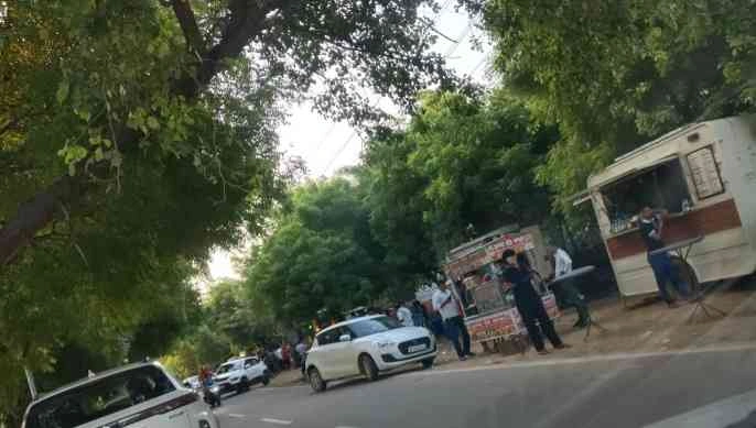 Omicron 1 News :  अंधेरे, अतिक्रमण और असामाजिक तत्वों से त्रस्त ओमिक्रोन-1!, महिलाएं डरीं, स्ट्रीट लाइट शोपीस, सर्विस रोड बना डरावना गलियारा, पार्क में घना अंधेरा, नहीं एक भी लाइट, बच्चों-महिलाओं को खतरा, शिकायतें लगातार, पर प्राधिकरण बना मूकदर्शक!