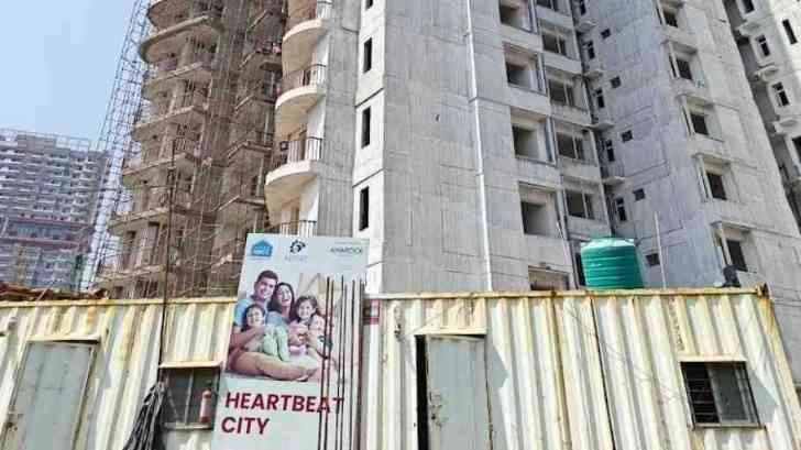 Greater Noida West News : "सपनों का आशियाना या धोखे की इमारत?", ग्रेटर नोएडा वेस्ट की इस सोसायटी में बायर्स के साथ वादों की खुली लूट!, बायर्स को सिर्फ धोखा, सुविधाएं गायब, न्याय की गुहार, एडहॉक AOA और NBCC – सवालों के घेरे में दोनों